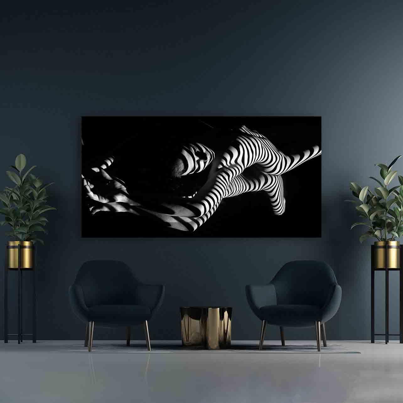 Peinture sur toile - Fille à rayures noires et blanches