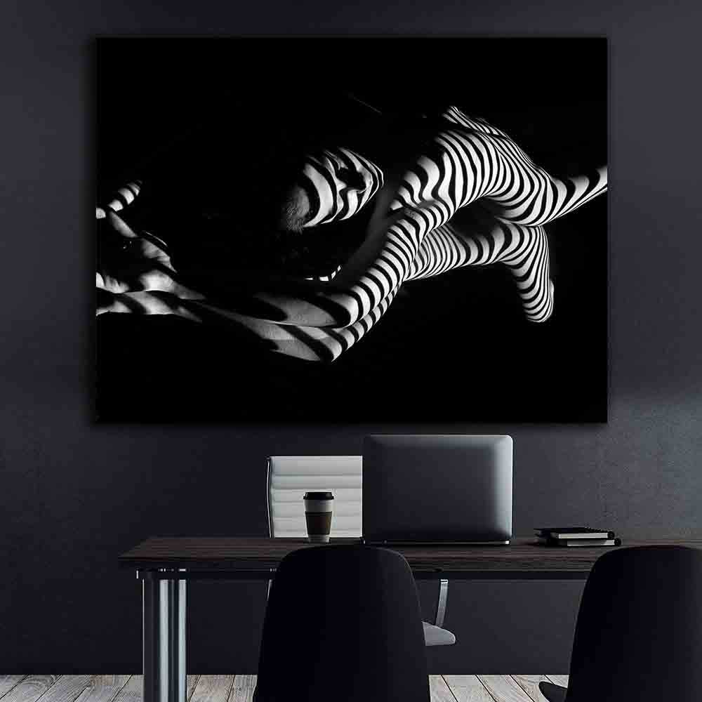 Peinture sur toile - Fille à rayures noires et blanches